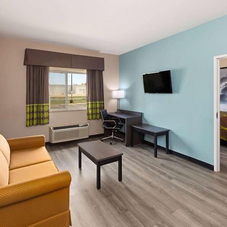 Super 8 By Wyndham Lubbock West Hotell Exteriör bild