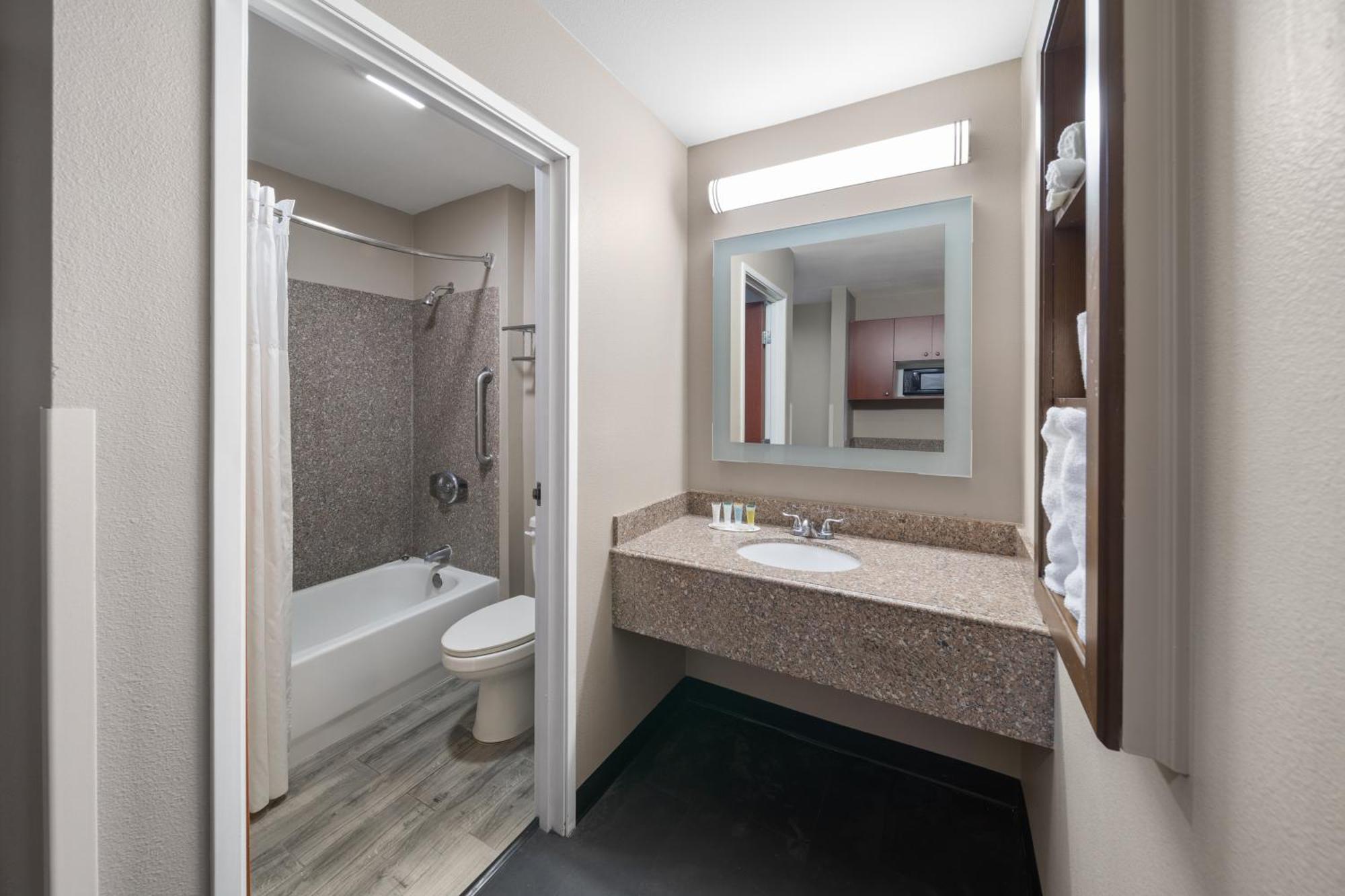 Super 8 By Wyndham Lubbock West Hotell Exteriör bild