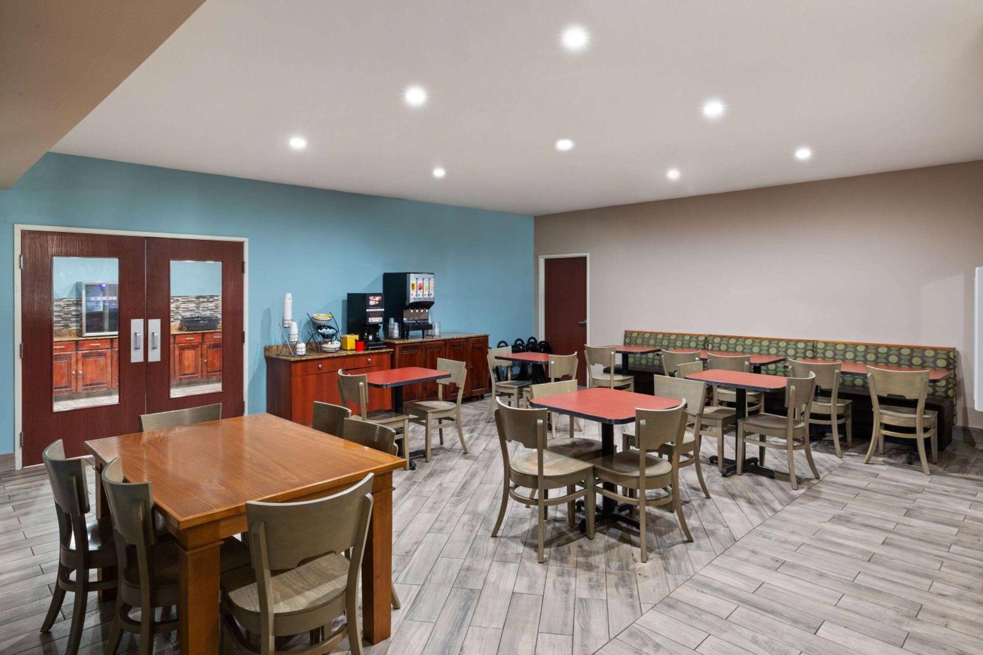 Super 8 By Wyndham Lubbock West Hotell Exteriör bild